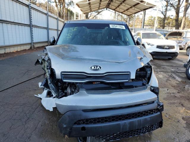 KNDJN2A2XJ7504548 - 2018 KIA SOUL GRAY photo 5