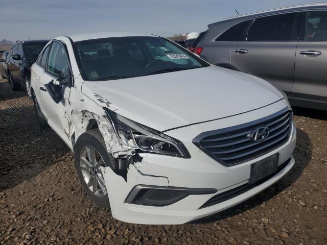 5NPE24AF2HH531418 - 2017 HYUNDAI SONATA SE WHITE photo 4