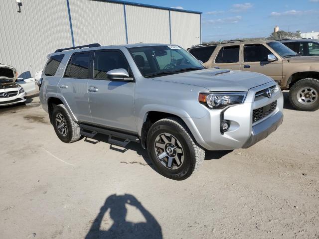 JTEPU5JR1M5922343 - 2021 TOYOTA 4RUNNER SR5/SR5 PREMIUM SILVER photo 4