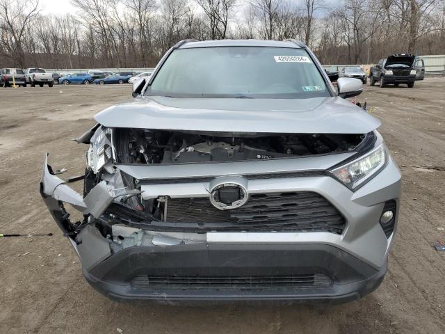 2T3W1RFV9LC044546 - 2020 TOYOTA RAV4 XLE SILVER photo 5