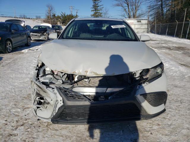 4T1S11AK3PU107456 - 2023 TOYOTA CAMRY SE NIGHT SHADE WHITE photo 5