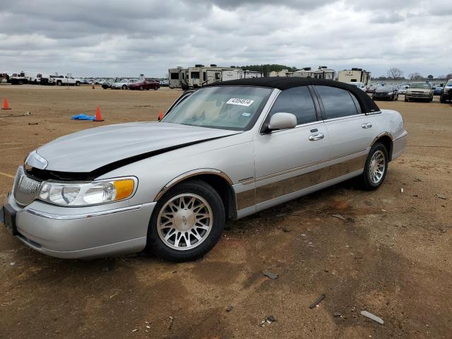 2001 LINCOLN TOWN CAR SIGNATURE, 