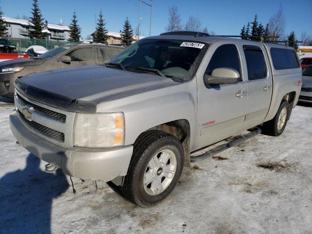 2GCEK13Y371663178 - 2007 CHEVROLET SILVERADO K1500 CREW CAB SILVER photo 1