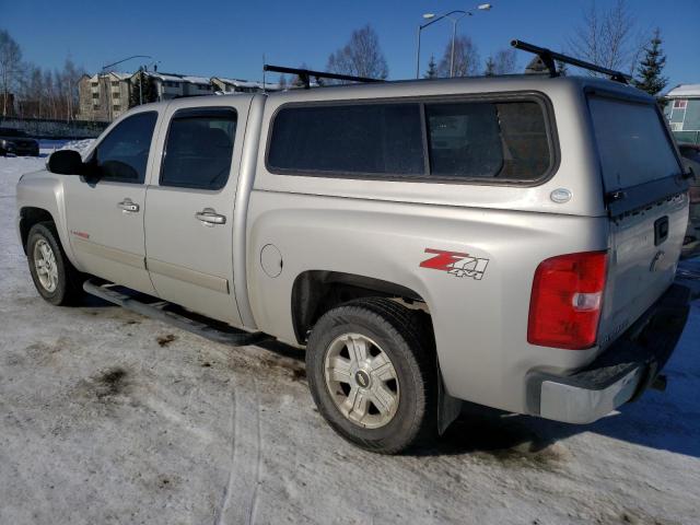 2GCEK13Y371663178 - 2007 CHEVROLET SILVERADO K1500 CREW CAB SILVER photo 2