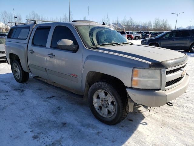 2GCEK13Y371663178 - 2007 CHEVROLET SILVERADO K1500 CREW CAB SILVER photo 4