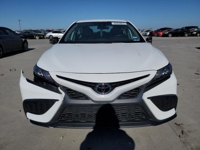 4T1G11AKXPU739053 - 2023 TOYOTA CAMRY SE NIGHT SHADE WHITE photo 5