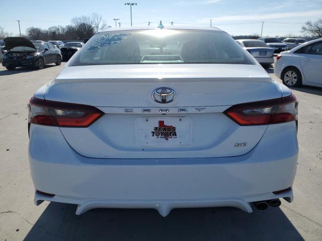 4T1G11AKXPU739053 - 2023 TOYOTA CAMRY SE NIGHT SHADE WHITE photo 6