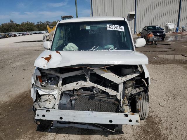 JTLKT324954005705 - 2005 TOYOTA SCION XB Beyaz fotoğraf 5