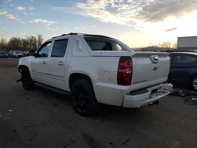 3GNTKGE75CG195834 - 2012 CHEVROLET AVALANCHE LTZ WHITE photo 2