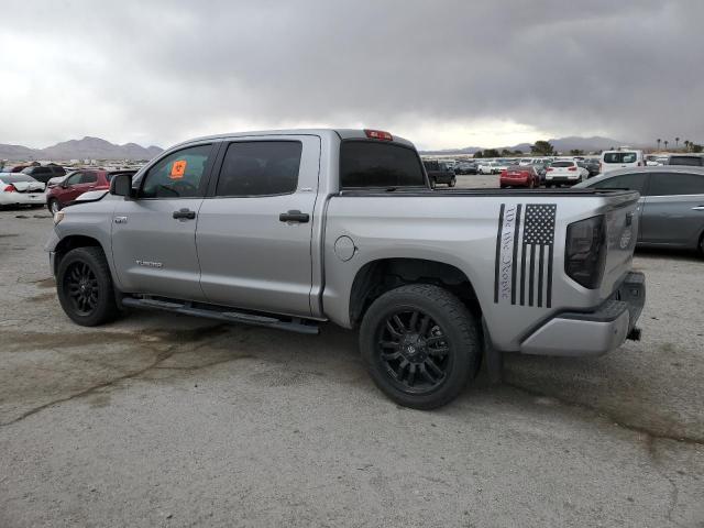 5TFEY5F10JX239648 - 2018 TOYOTA TUNDRA CREWMAX SR5 SILVER photo 2