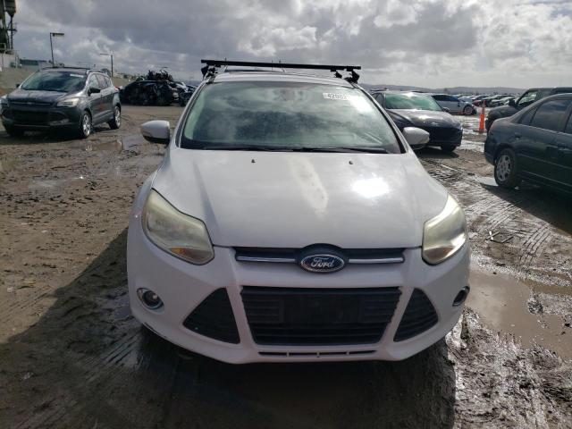 1FAHP3M20CL403660 - 2012 FORD FOCUS SEL WHITE photo 5