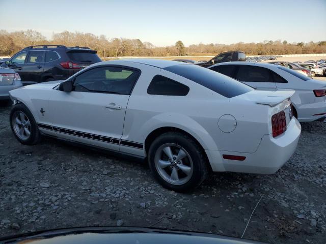 1ZVFT80N175365860 - 2007 FORD MUSTANG WHITE photo 2