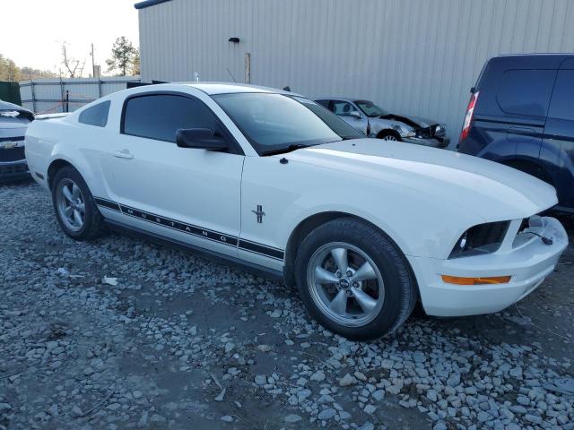 1ZVFT80N175365860 - 2007 FORD MUSTANG WHITE photo 4
