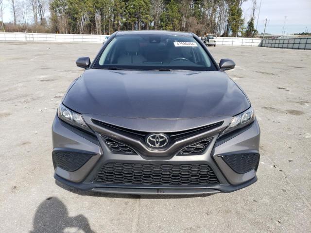 4T1G11AK7MU481862 - 2021 TOYOTA CAMRY SE GRAY photo 5