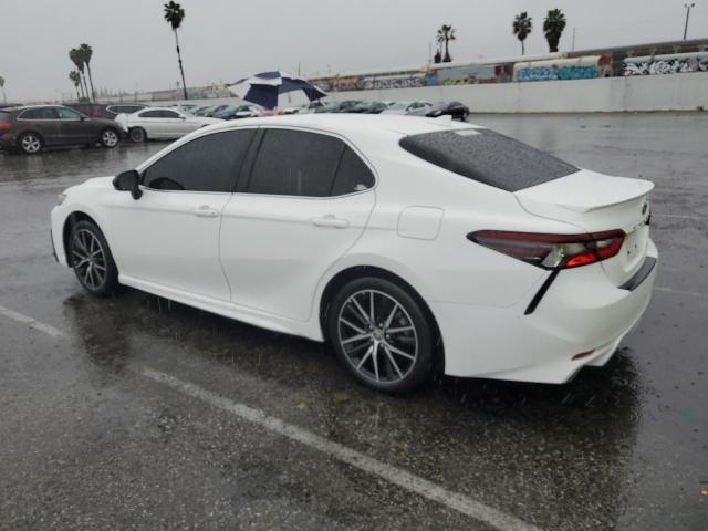 4T1T11BK6MU032346 - 2021 TOYOTA CAMRY SE WHITE photo 2