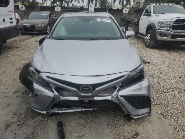 4T1T11AK1RU890719 - 2024 TOYOTA CAMRY SE NIGHT SHADE SILVER photo 5