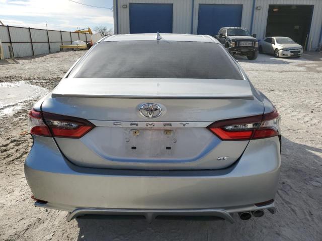 4T1G11AK9MU427883 - 2021 TOYOTA CAMRY SE SILVER photo 6