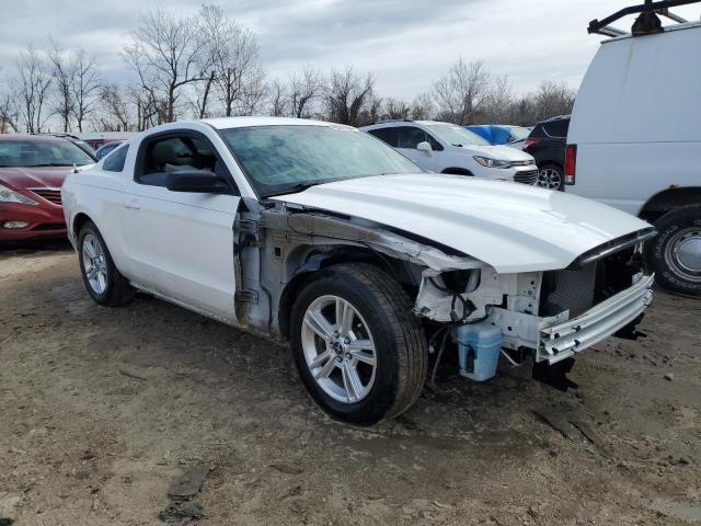 1ZVBP8AM4D5205752 - 2013 FORD MUSTANG WHITE photo 4