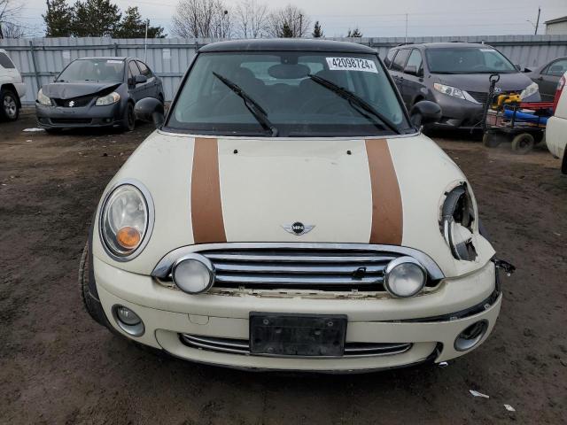 WMWMF3C53ATZ26978 - 2010 MINI COOPER WHITE photo 5