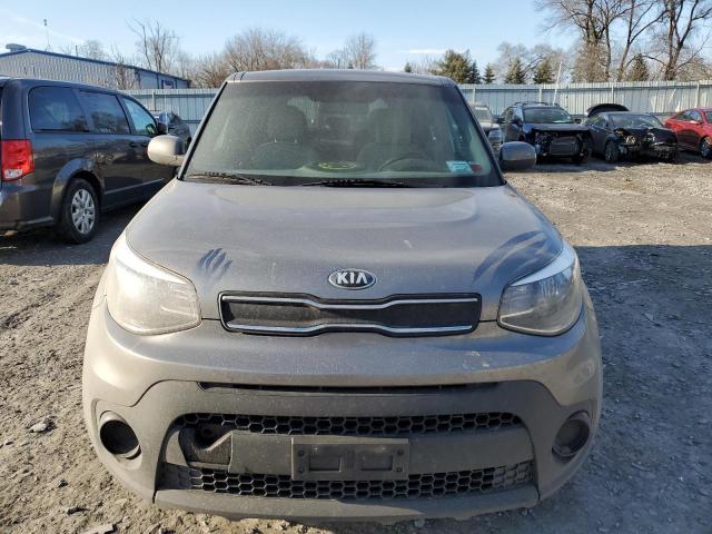 KNDJN2A21J7613142 - 2018 KIA SOUL GREEN photo 5