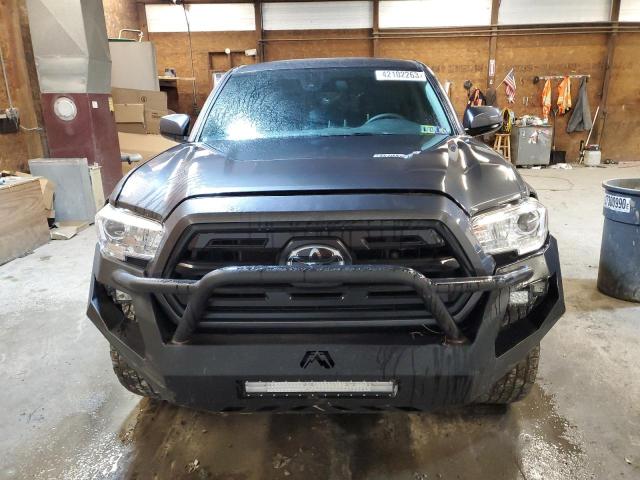 3TMCZ5AN7JM179873 - 2018 TOYOTA TACOMA DOUBLE CAB 石墨色 照片 5