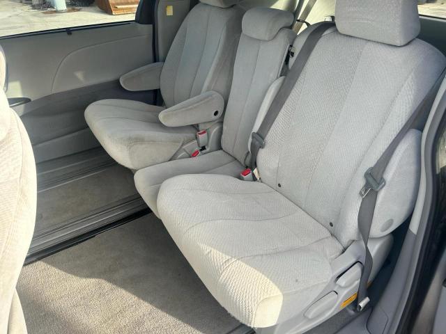 5TDKK3DC2BS026091 - 2011 TOYOTA SIENNA LE ნაცრისფერი ფოტო 6