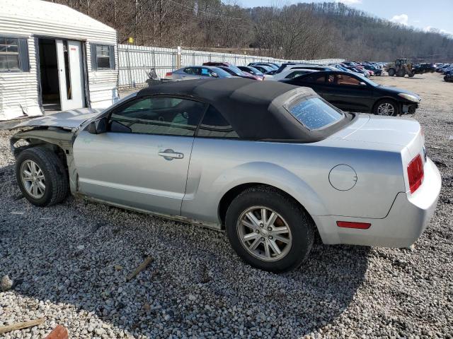 1ZVFT84N275352044 - 2007 FORD MUSTANG SILVER photo 2