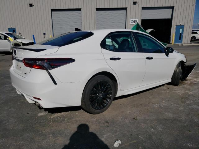 4T1G11AK8MU429947 - 2021 TOYOTA CAMRY SE WHITE photo 3