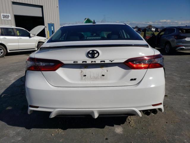 4T1G11AK8MU429947 - 2021 TOYOTA CAMRY SE WHITE photo 6