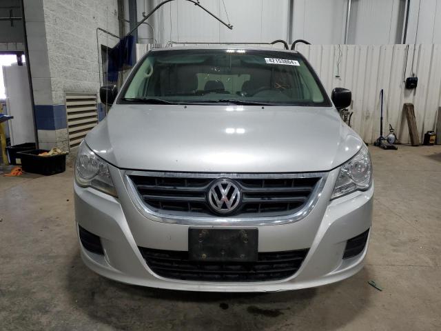 2V8HW44119R517438 - 2009 VOLKSWAGEN ROUTAN S GRAY photo 5