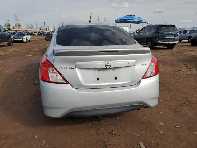 3N1CN7AP4JK441971 - 2018 NISSAN VERSA S SILVER photo 6