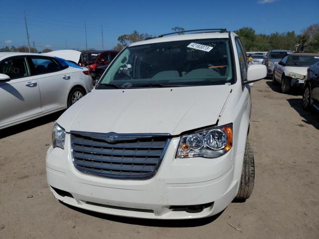 2A4RR5D13AR252713 - 2010 CHRYSLER TOWN & COU TOURING WHITE photo 5