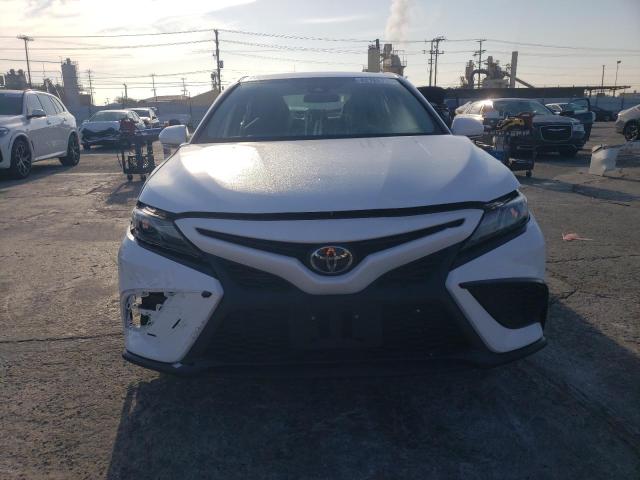 4T1G11AK1NU673540 - 2022 TOYOTA CAMRY SE WHITE photo 5