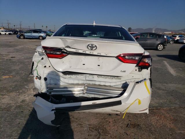 4T1G11AK1NU673540 - 2022 TOYOTA CAMRY SE WHITE photo 6