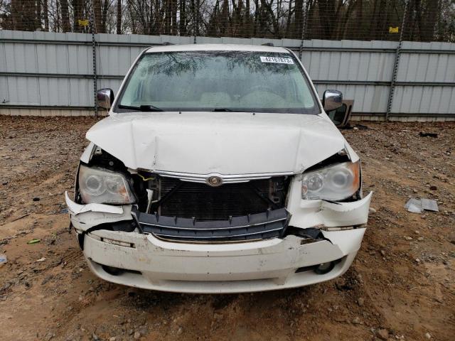 2A4RR6DX9AR137155 - 2010 CHRYSLER TOWN & COU LIMITED WHITE photo 5