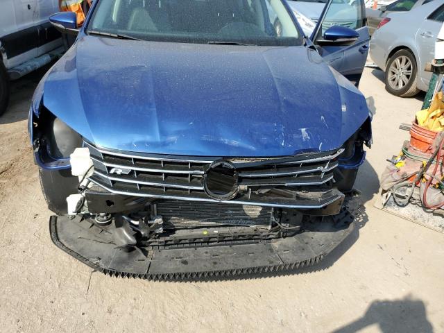 1VWDT7A3XHC075144 - 2017 VOLKSWAGEN PASSAT R-LINE Blau Foto 11