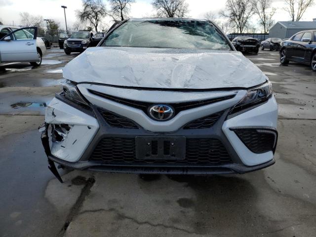 4T1T11AK1PU105015 - 2023 TOYOTA CAMRY SE NIGHT SHADE SILVER photo 5