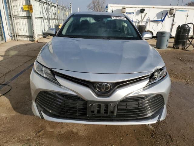 4T1B11HK0JU521498 - 2018 TOYOTA CAMRY L SILVER photo 5