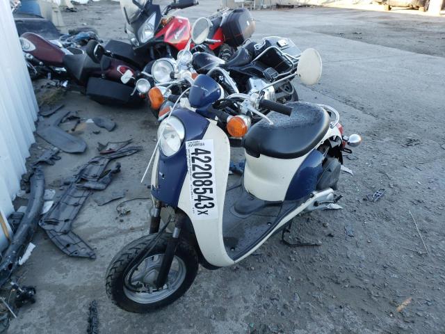 JH2AF60025K300986 - 2005 HONDA CHF50 WHITE photo 2