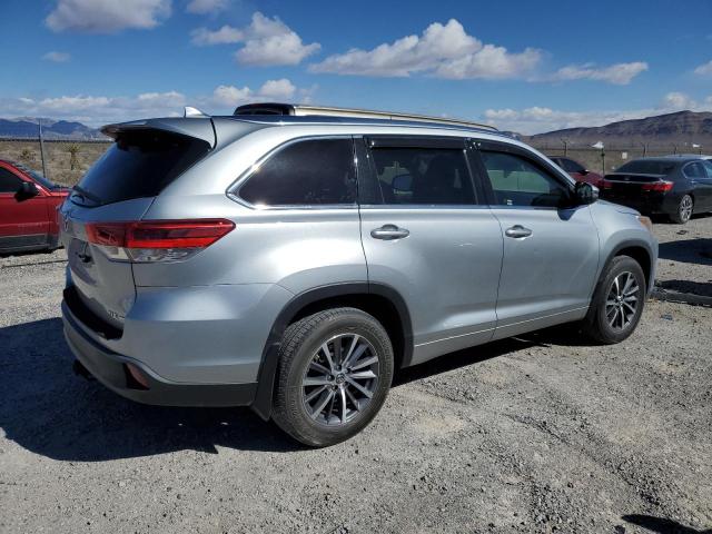 5TDJZRFH1JS550043 - 2018 TOYOTA HIGHLANDER SE SILVER photo 3