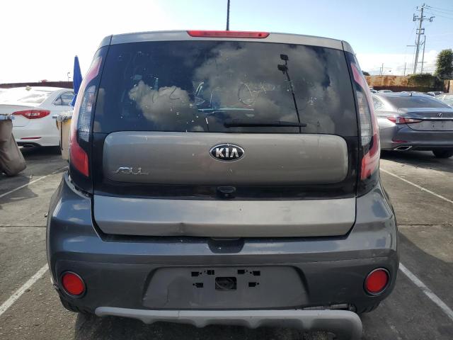 KNDJP3A55K7637973 - 2019 KIA SOUL + GRAY photo 6