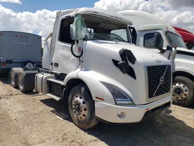 2021 VOLVO VNR, 