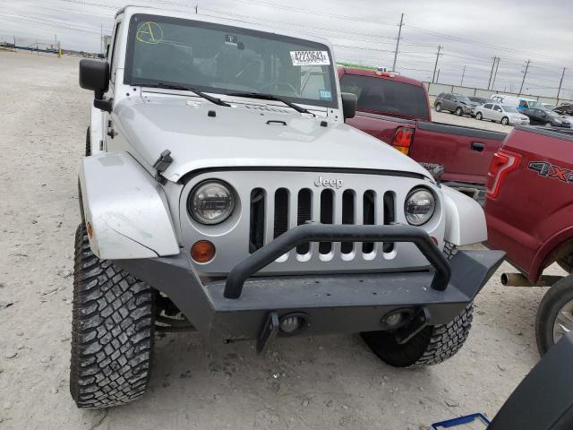 1J4BA5H19AL220540 - 2010 JEEP WRANGLER U SAHARA SILVER photo 5
