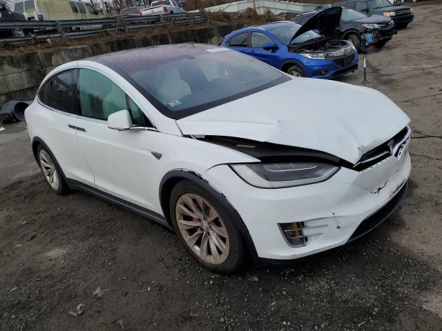 5YJXCBE40GF019804 - 2016 TESLA MODEL X WHITE photo 4