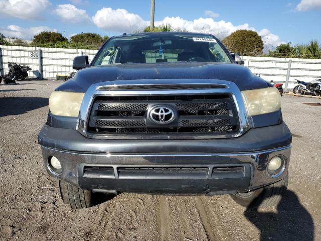 5TFRY5F10AX086772 - 2010 TOYOTA TUNDRA DOUBLE CAB SR5 GRAY photo 5