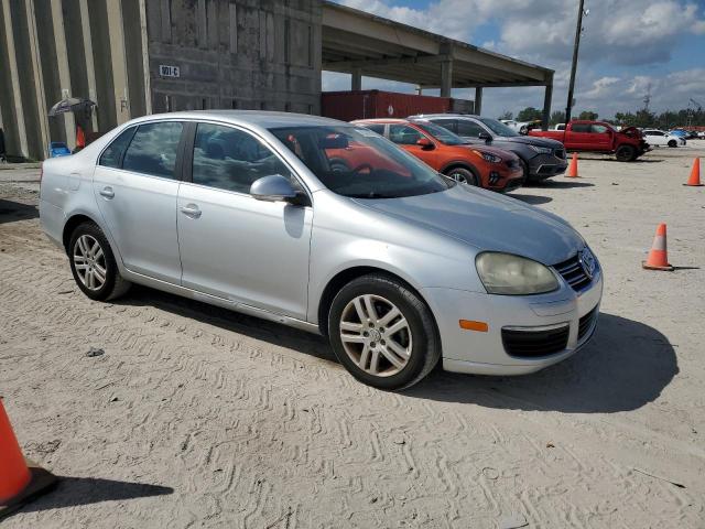 3VWRF71KX7M000381 - 2007 VOLKSWAGEN JETTA 2.5 OPTION PACKAGE 1 SILVER photo 4