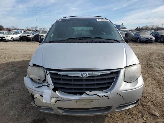 2C8GP44R25R170818 - 2005 CHRYSLER TOWN & COU LX SILVER photo 5