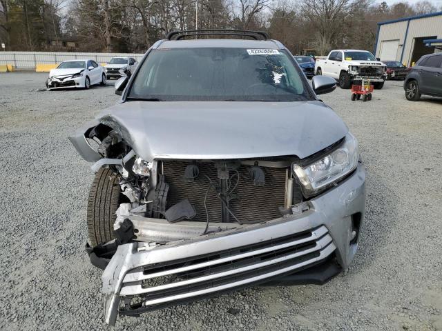 5TDKZRFH0KS322881 - 2019 TOYOTA HIGHLANDER SE SILVER photo 5