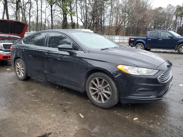 3FA6P0H76HR111516 - 2017 FORD FUSION SE BLACK photo 4