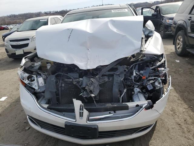 2LMHJ5AT6JBL00258 - 2018 LINCOLN MKT WHITE photo 5